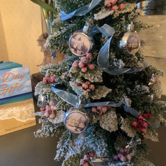 THE BRADFORD EXCHANGE, Thomas Kinkade, pre lit flocked, table top Christmas tree - Picture 5 of 10